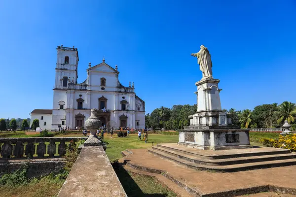 OLD GOA, INDIA - Se Cahtedral de Santa Catarina 'nın Se Katedrali olarak bilinen manzarası. Dış mimarisi Toskana 'dan, iç mimarisi ise Korint' ten..