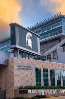 Doğu LANSING, MI -21, HAZİRAN 2024 Spartalı Sembolü, Michigan Eyalet Üniversitesi 'nin (MSU) Sparta Stadyumu' nun girişinin önünde..
