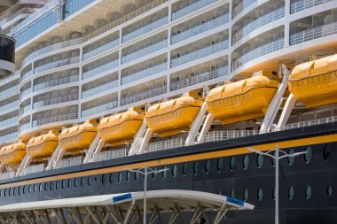 Beyaz bir yolcu gemisindeki sarı cankurtaran botları, yakın görüş..