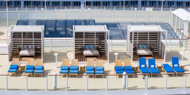 Cabanas 'ın havadan panoramik görüntüsü ve bir yolcu gemisinde plaj sandalyeleri..