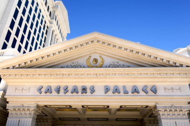 LAS VEGAS, NV, ABD 04, JULY, 2024 Caesars Palace Hotel ve Nevada Las Vegas Bulvarı 'ndaki kumarhane. Caesars Sarayı lüks bir tatil köyü ve kumarhane..