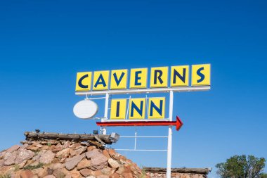 Peach Springs, Arizona, ABD - 02, HAZİRAN 2024: Mağara tabelası, Arizona, Peach Springs yakınlarındaki Grand Canyon Mağaralarına turlar düzenliyor..