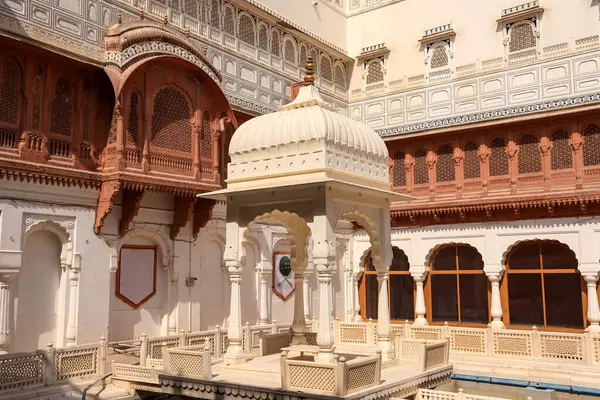 Bikaner, Hindistan - 20 Ekim 2022 tarihsel Junagarh kale avlusu Bikaner, Rajasthan, Hindistan 1594 yılında Raja Rai Sing Rejimi 'nde inşa edildi..