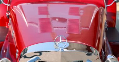 BIRMINGHAM, MI, ABD - 19 AĞUSTOS 2023: Detroit, Michigan 'da ahşap rüya gezisinde lüks kırmızı klasik araba.