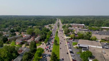 BIRMINGHAM, MI, ABD - 19 AĞUSTOS 2023: Detroit, Michigan 'da ahşap rüya gezisindeki normal arabalar arasındaki klasik araba sırasının havadan görüntüsü.