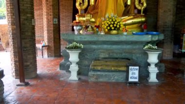 Ayutthaya, Tayland 'daki Wat Yai Chaimongkhon tapınağında altın Buda heykeli..