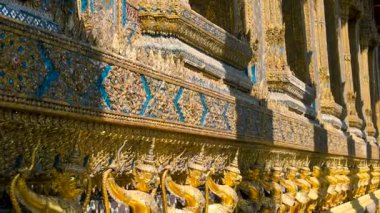 Zümrüt Buda Tapınağı 'ndaki Garuda altın heykelleri Tayland' daki Büyük Saray 'daki Wat Phra Kaew olarak da bilinir..