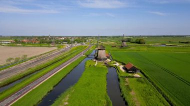 Hollanda, Schemerhorn yakınlarındaki tarihi yel değirmeni, Hava aracı görünümü.