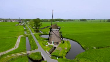 Achtkante Molen 'in gerçek görüntüsü Hollanda' da Streefkerk yakınlarında bulunan tarihi bir rüzgar değirmeni..
