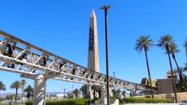 LAS VEGAS, ABD - 05, HAZİRAN, 2024: Las Vegas Strip, Nevada, ABD 'deki Luxor Resort ve Casino' da tramvay raylarda ilerliyor