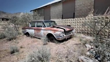 Hackberry, Arizona - 02, Temmuz 2024: Hackberry, Arizona yakınlarındaki tarihi yol boyunca terk edilmiş paslı klasik araba.