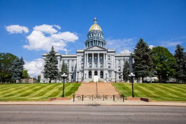 Colorado Eyaleti Kongre Binası Denver 'da mavi gökyüzüne karşı