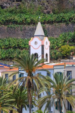 Madeira adasındaki Ponta Do Sol şehrinde uzun beyaz saat kulesi..