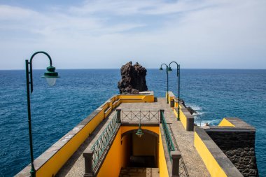 Portekiz, Madeira Adası 'ndaki Ponta do Sol iskelesinin mimarisi. Mavi okyanusa karşı.