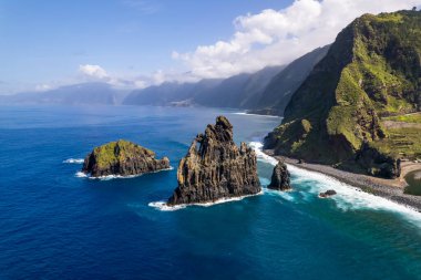 Madeira Adası Praia da Ribeira da Janela 'da yüksek volkanik kaya oluşumları.