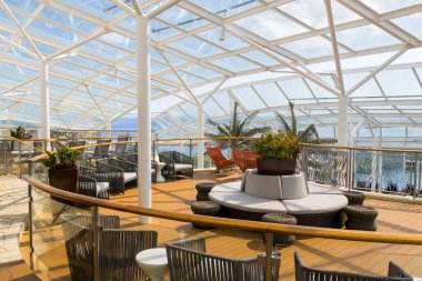 Lüks bir yolcu gemisinin güvertesinde çiçek kabı süslemeleri..