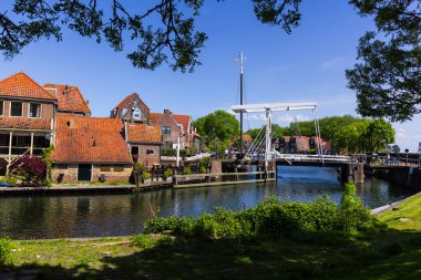 Enkuizen, Hollanda - 19 Mayıs 2023: Kuzey Hollanda 'daki Enkhuizen Manzarası. Hollanda 'nın en önemli liman şehirlerinden biri..