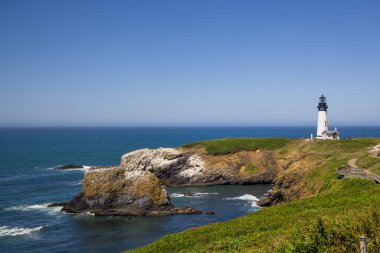 Oregon eyaletindeki Pasifik kıyısı boyunca Yaquina Baş Deniz Feneri manzarası.