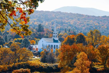 Stowe, Vermont 'taki renkli sonbahar yapraklarıyla ikonik kilise..