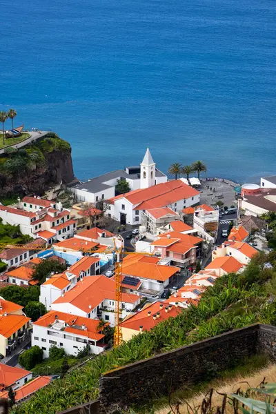 Portekiz, Madeira Adası 'ndaki Camara de Lobos Limanı manzarası.