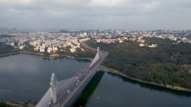 Hyderabad şehrindeki Durgaam Cheruvu köprüsünün havadan görüntüsü..