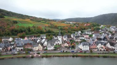 Briedern, Almanya - 22 Ekim 2023: Mosel Vadisi 'ndeki Moselle nehrinin Briedern köyü.