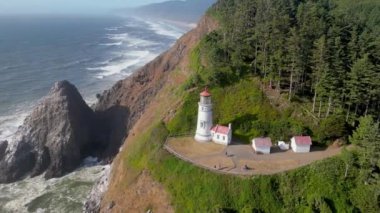 Oregon 'da Pasifik Sahili boyunca uzanan tarihi Heceta Baş Feneri.