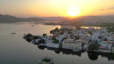 Udaipur, Rajasthan, Hindistan - 16 Ekim 2022: Gün batımında Udaipur şehrinin havadan görünüşü, güzel gölleri, sarayları ve tarihsel önemi ile bilinir. Şehir 1559 yılında kuruldu..