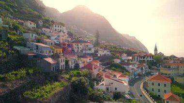 Porto Moniz, Madeira, Portekiz - 18 Nisan 2024: Portekiz 'in Madeira Adası' ndaki Porto Moniz şehrinin alacakaranlık vakti manzarası.