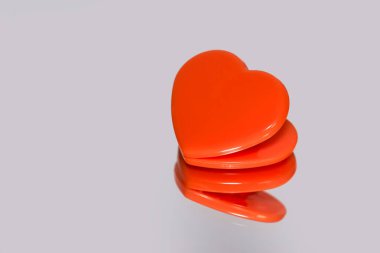 Aynadaki turuncu plastik kalbin yakın görüntüsü, Sevgililer Günü konsepti.