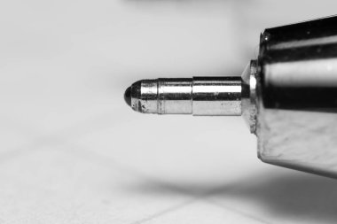 Grafik kağıdındaki tükenmez kalemin aşırı yakın çekim görüntüsü.