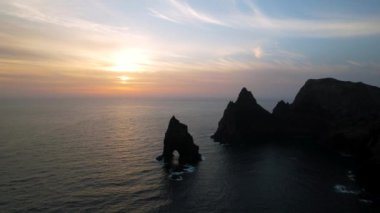 Madeira Adası 'nın manzarası sabahın erken saatlerinde, güneşin doğuş saati.