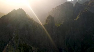 Pico do Areiro 'nun günbatımında Central Madeira Adası' ndaki manzarası..