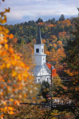 Strafford, Vermont, New England 'daki küçük kilise sonbahar yeşillikleriyle çevrili.