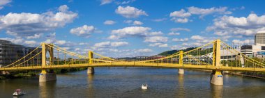 Pittsburgh 'daki Alleghany nehri üzerindeki sarı köprülerin panoramik manzarası. Köprüler şehri olarak da bilinir...