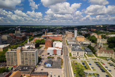 YOUNGSTOWN, OHIO - 14 Ağustos 2024: Youngstown, Ohio şehir merkezindeki Youngstown Eyalet Üniversitesi kampüsünün havadan görünüşü 1908 yılında kuruldu..