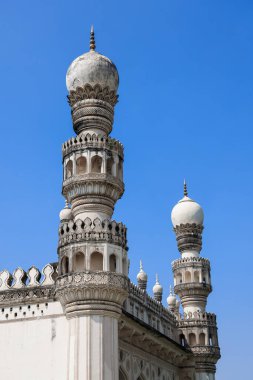 Mavi gökyüzüne karşı tarihi Golconda kalesinin uzun minareleri.