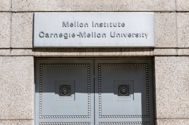 Pittsburgh, Pennsylvania, ABD - 12 Ağustos 2024: Carnegie Mellon 'un Pittsburgh kampüsündeki Mellon Enstitüsü, Pittsburgh, Pennsylvania.