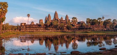 Angkor Wat 'ın dış görünüşü, en büyük Hindu ve Budist dini anıtı. Göldeki mükemmel yansımalar..