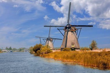 Hollanda 'daki UNESCO dünya mirası sahası Kinderdijk' te tarihi rüzgar değirmenleri.
