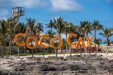 COCO CAY, BAHAMAS - 26 Mayıs 2024: Coco Cay adası tabelası Bahamalar 'da bulunan bir gemi limanıdır. Kraliyet Karayip yolcu gemisi şirketine kiralanmış özel bir ada. .