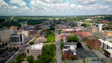 YOUNGSTOWN, OHIO - 14 Ağustos 2024: Youngstown, Ohio şehir merkezindeki Youngstown Eyalet Üniversitesi kampüsünün havadan görünüşü 1908 yılında kuruldu..