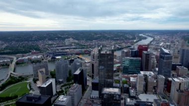 Pittsburgh, Birleşik Devletler - 09 Ağustos 2024: alacakaranlıkta Pittsburgh şehrinin silueti. Allegheny, Monongahela ve Ohio nehirlerinin birleştiği yerde..