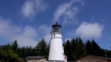 Umpqua Nehri Deniz Feneri Müzesi Reedsport, Oregon yakınlarında, Pasifik kıyısında mavi gökyüzü ve bulutların üzerinden geçen hızlandırılmış video.
