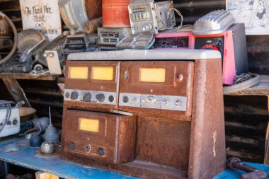 Hackberry, Arizona 02, HAZİRAN 2024: Arizona 'daki tarihi Route 66' nın dışındaki Hackberry General Store 'da eski analog radyo ekipmanı.