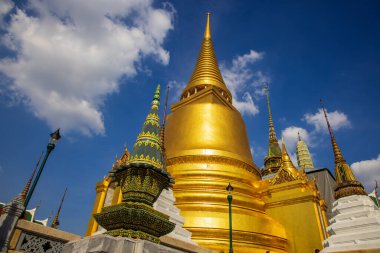 Wat Phra Kaew, Zümrüt Buddha Tapınağı. Büyük Saray Bangkok, Tayland Mavi gökyüzüne karşı.