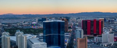 LAS VEGAS, NV, ABD 02, HAZİRAN, 2024 Las Vegas 'ın alacakaranlık saatindeki panoramik hava görüntüsü.