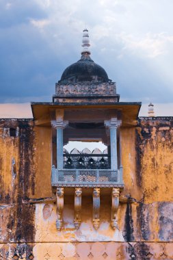 Jaipur, Hindistan 'da tarihi Amber kalesinin ön girişi..