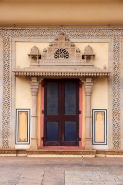 Jaipur, Rajasthan, Hindistan 'daki şehir sarayının karmaşık dizayn kemerlerinin dış görünüşü