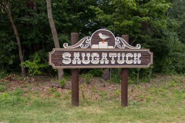 Tarihsel Saugatuck şehri girişi. Michigan eyaleti ahşap hoş geldin tahtası..